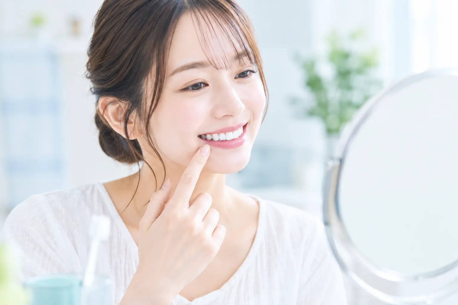 口をゆすぎ歯をみがく様子